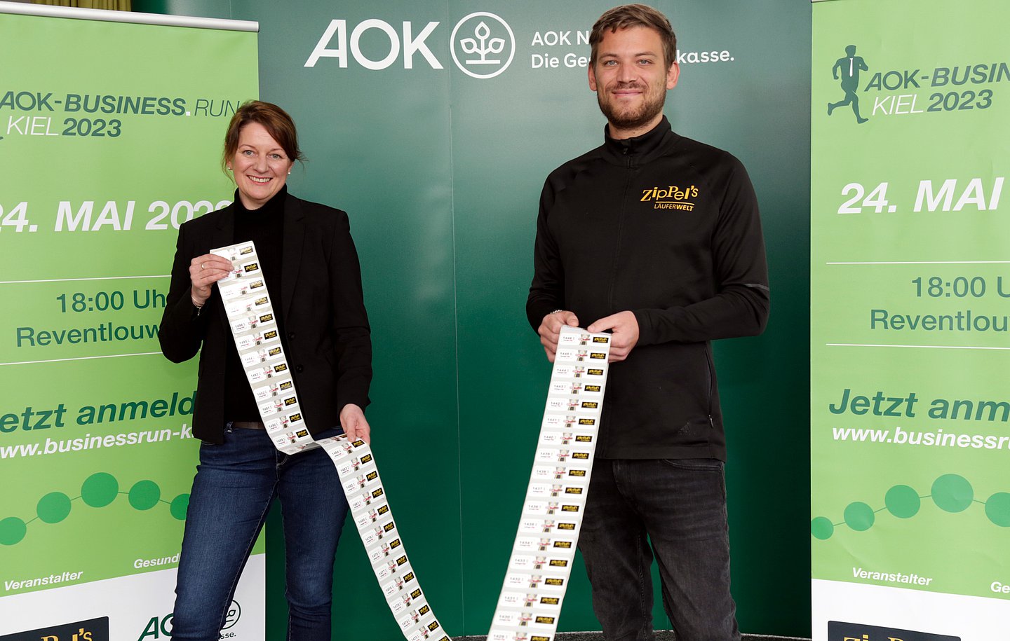 AOK-Landesdirektorin Iris Kröner (links) und Paul Ziplinsky (Zippel’s Läuferwelt) präsentierten schon mal die Transponder für die Zeitmessung.