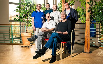 Klinikkantine Havelhöhe Gruppenfoto: Ernährungsmediziner Markus Wispler, der Leiter des Serviceteams Thomas Röllig, Chefkoch Sebastian Kiesewetter, Küchenleiter Olaf Budig. Vorne sitzend: Koch Markus Ziethen und Heike Breidenich, Leiterin Prozessorganisation Unterstützende Dienste.