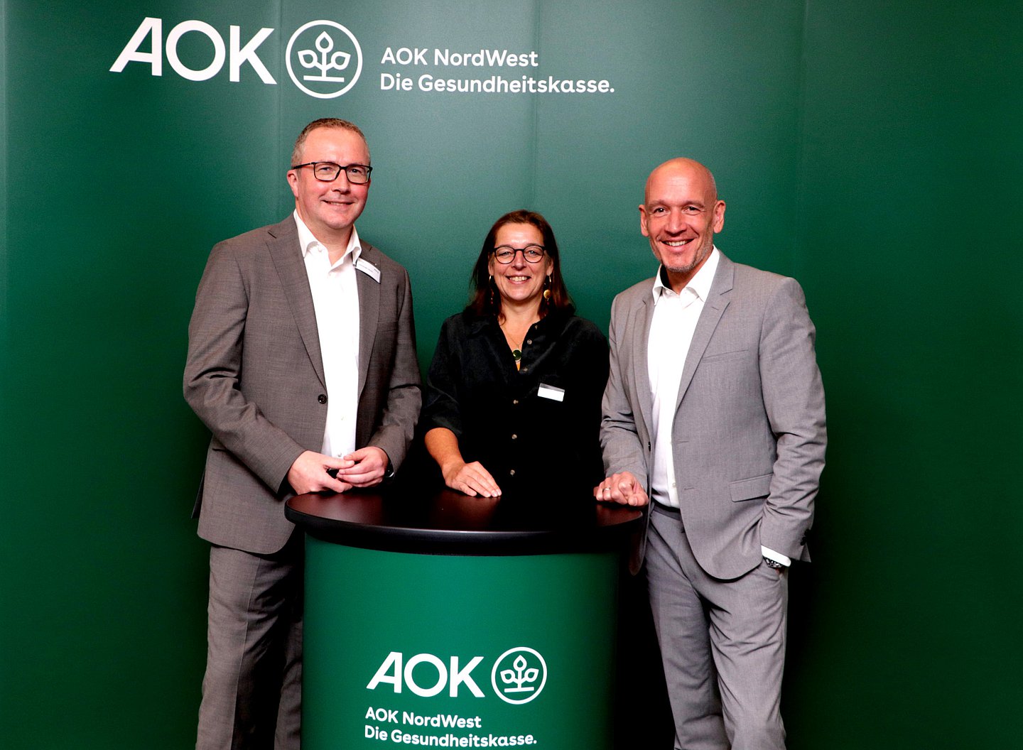 Auf dem Foto sind Dr. Christoph Vauth (stellvertretender AOK-Vorstandsvorsitzender), Prof. Dr. Dorothee Lebeda (Katholische Hochschule NRW) und Maik Vonau (Fachbereichsleiter Pflege bei der AOK) zu sehen.