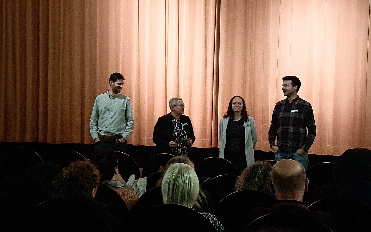 Gruppenbild im Kino Linse mit Patrick Rimmele, Alexandra Schmid, Samantha Lutz und Mathias Miller.