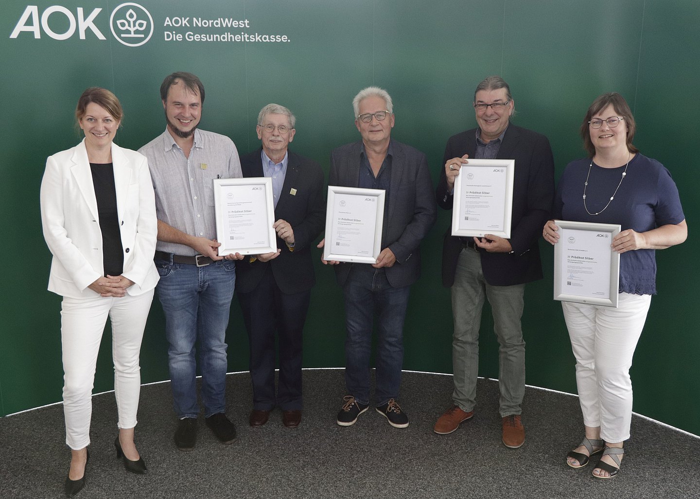 Foto zeigt die Vertreter der Ärztenetze aus Schleswig-Holstein, die von AOK-Landesdirektorin Iris Kröner mit dem QuATRo-Qualitätssiegel geehrt werden.