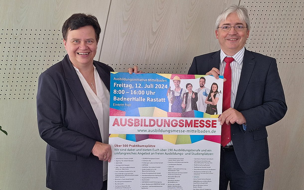 Petra Spitzmüller, Geschäftsführerin der AOK Mittlerer Oberrhein, und Ulrich Kistner, Vorstandsvorsitzender der Sparkasse Rastatt-Gernsbach
