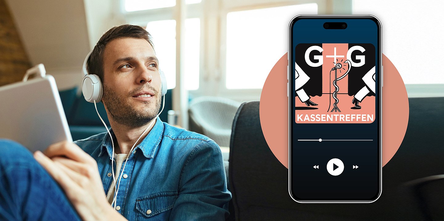 Ein Mann sitzt auf der Couch an seinem Tablet und hat Kopfhörer auf. Recht im Bild ist ein Handy zu sehen, auf dem der G+G-Podcast "Kassentreffen" abgespielt wird.