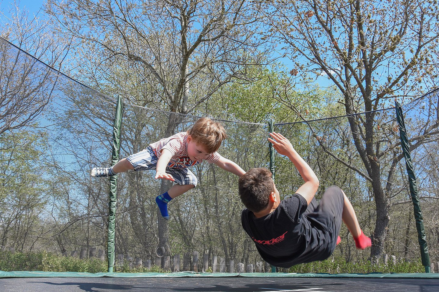 Zwei Kinder springen auf einem Trampolin