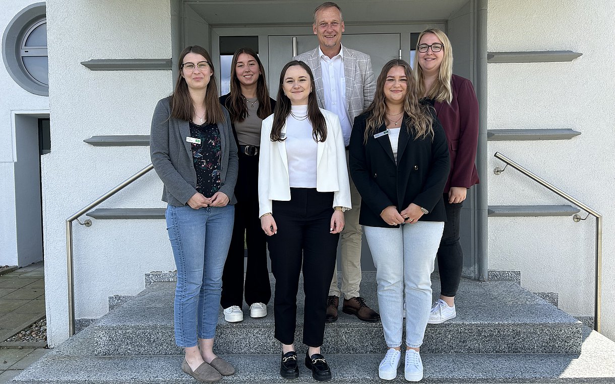 Gruppenfoto zum Abschluss des Azubi-KundenCenters in Bad Waldsee