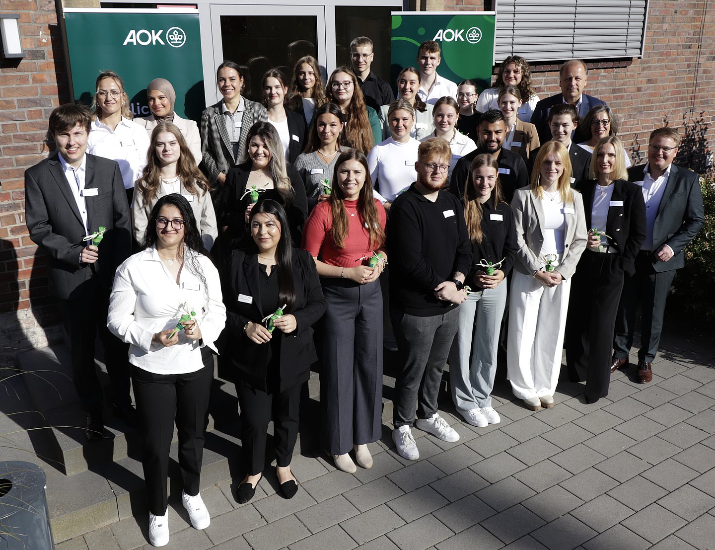 Das Foto zeigt den Ausbildungsleiter Stefan Mühlenbeck mit den neuen Azubis im AOK-Bildungszentrum in Wahlstedt.