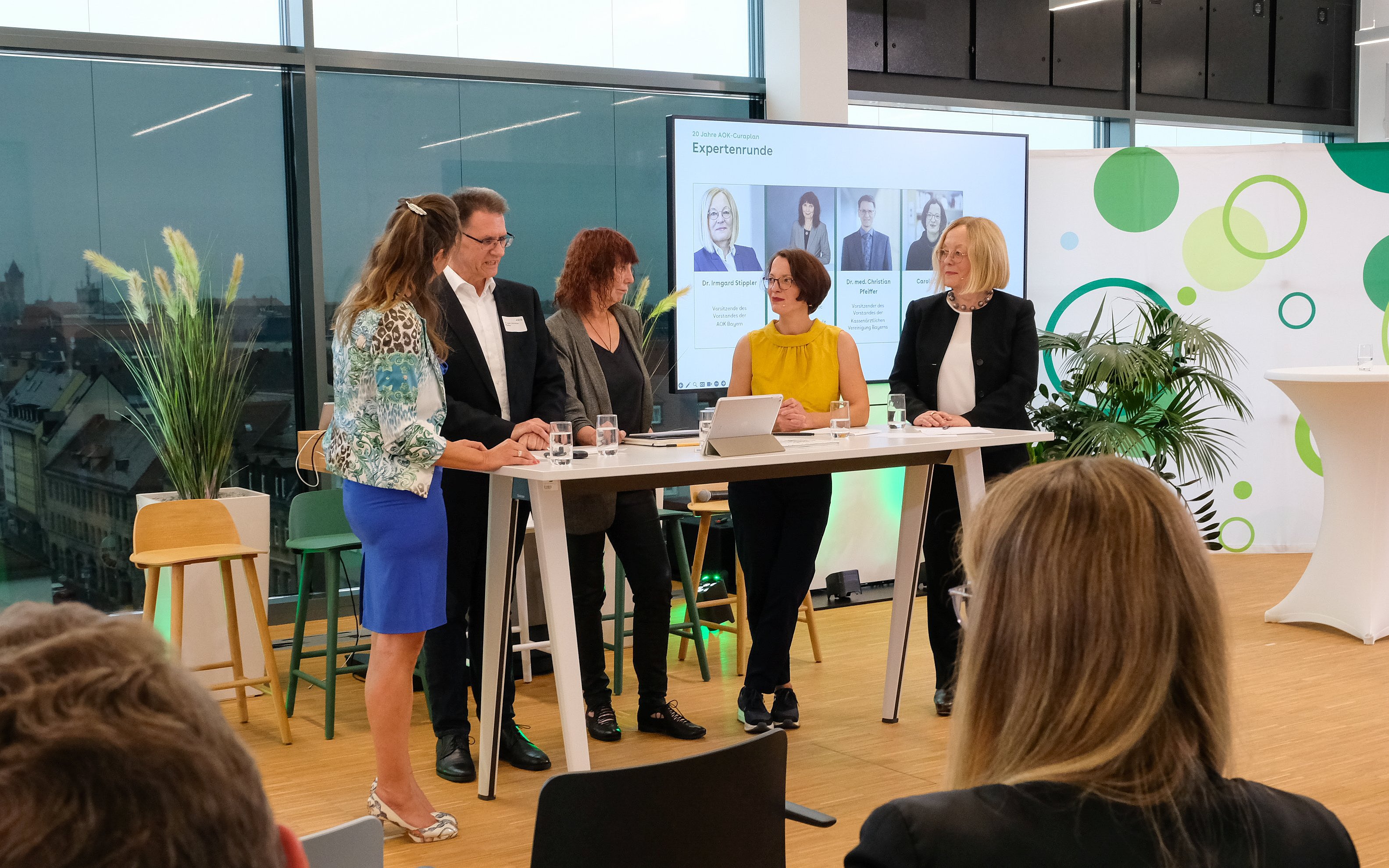 Anlässlich des Jubiläums "20 Jahre DMP" veranstaltete die AOK Bayern ein hybrides Event mit einer Podiumsdiskussion (von li. nach r.): Sonja Müller (Moderation, AOK Bayern), Dr. Christian Pfeiffer (Vorstandsvorsitzender KVB), Prof. Dr. Marie-Luise Dierks (Public Health Med. Hochschule Hannover), Carola Sraier (Sprecherin BAGP), Dr. Irmgard Stippler (Vorstandsvorsitzende AOK Bayern)