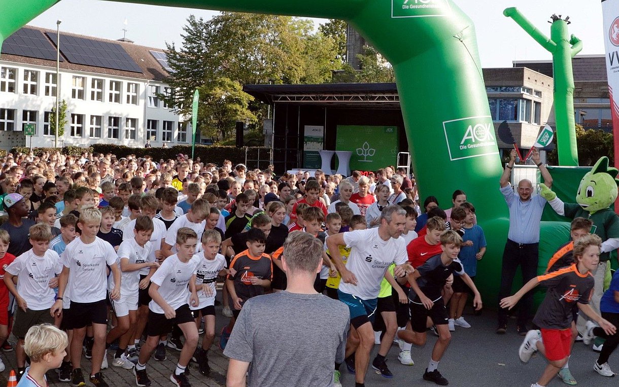 Das Foto zeigt die Schülerinnen und Schüler beim Start des landesweiten Laufabzeichen-Wettbewerbs am Gymnasium Antonianum Geseke. 