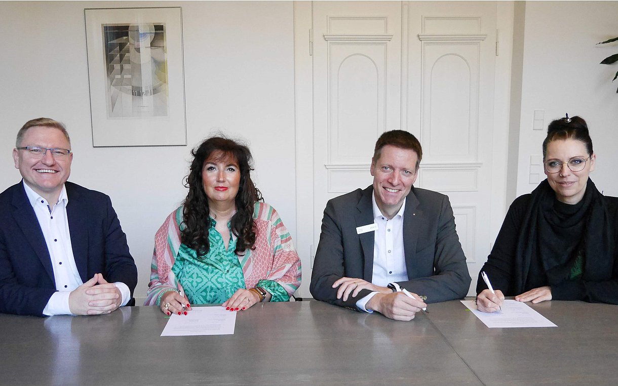 Sven Busch, Claudia Graf, Jürgen Weber und Bettina Lammers sitzen nebeneinander an einem Tisch.