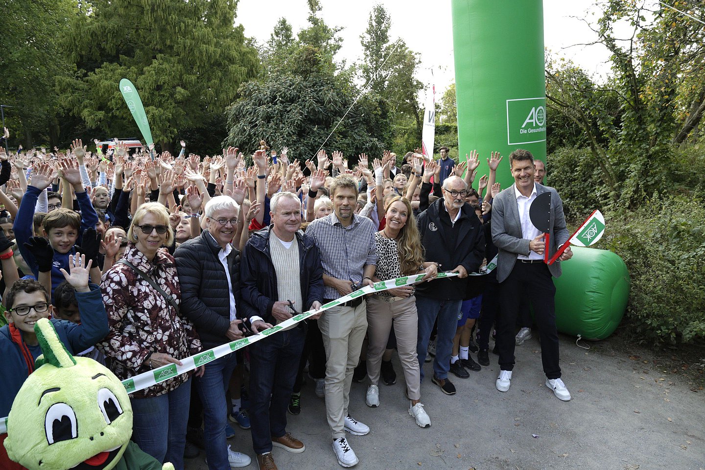 Das Foto zeigt AOK-Serviceregionsleiter Jörg Kock mit weiteren Akteuren beim Startschuss zum Auftakt des zehnten Laufabzeichen-Wettbewerbs für 900 Schülerinnen und Schüler in Gladbeck.