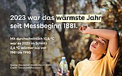 Bild zeigt eine junge Frau, die den linken Unterarm an ihre Stirn hält und in der rechten Hand eine Wasserflasche hält. Dazu der Text: 2023 war das bisher wärmste Jahr seit Messbeginn 1881.