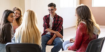 neue Selbsthilfe-Formate der Deutschen Depressionsliga Foto von jungen Menschen im Stuhlkreis in einer Selbsthilfegruppe