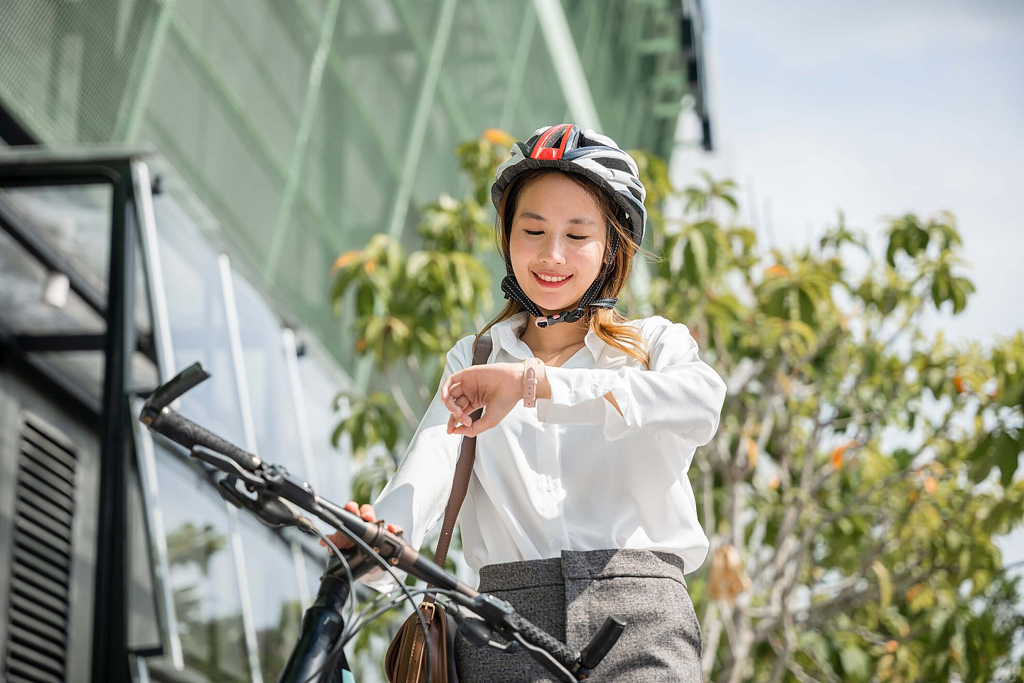 Eine junge Frau auf dem Fahrrad.