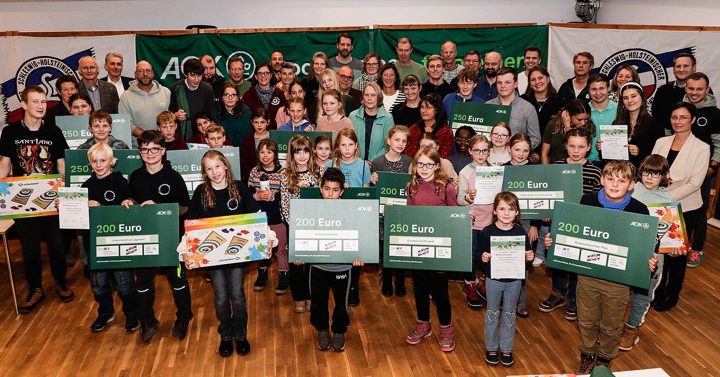 Foto der Vertreter der 22 lauffreudigsten Schulen aus Schleswig-Holstein während der Ehrungs-Veranstaltung.