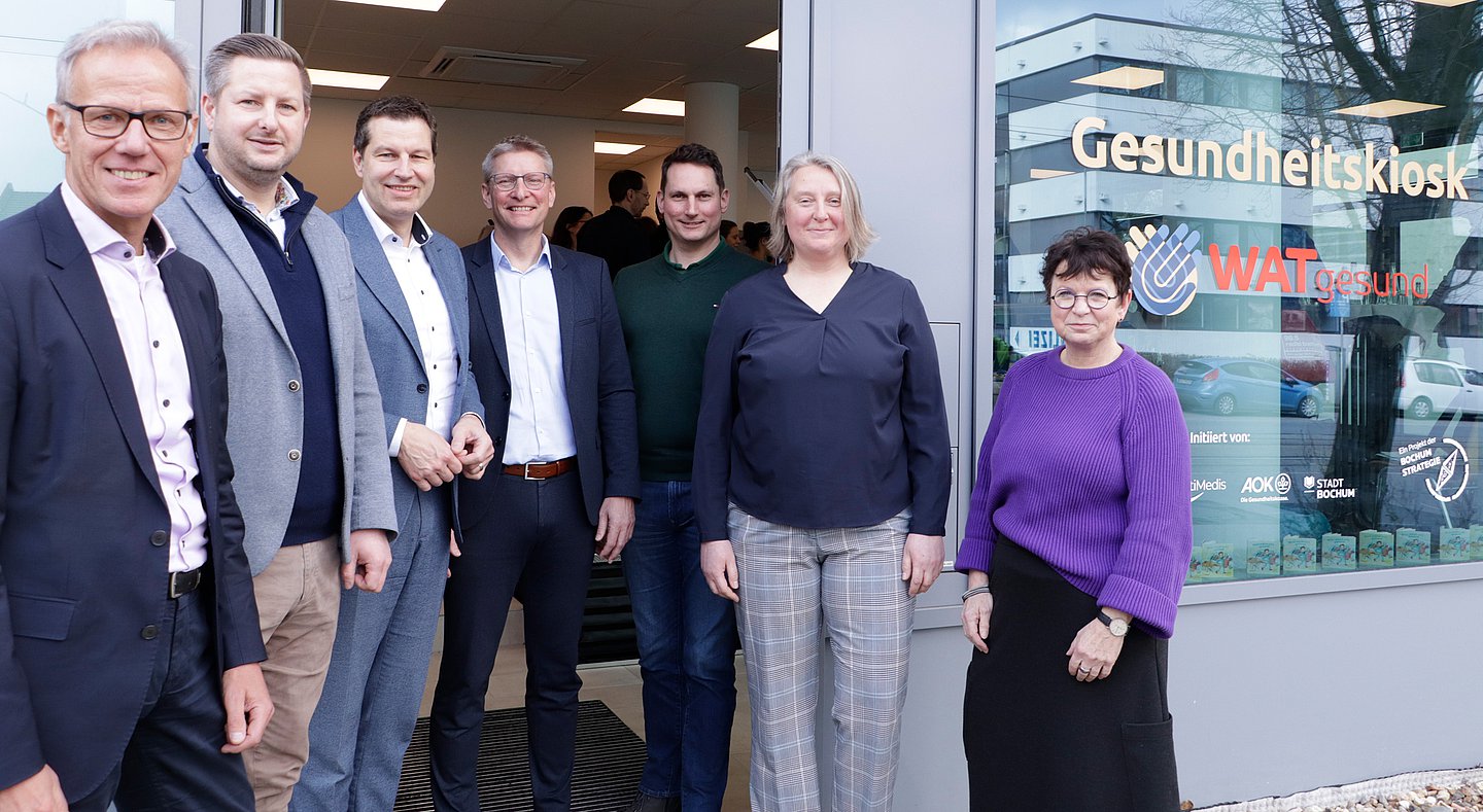 Die Initiatoren stehen vor dem neuen Gesundheitskiosk in Bochum-Wattenscheid.