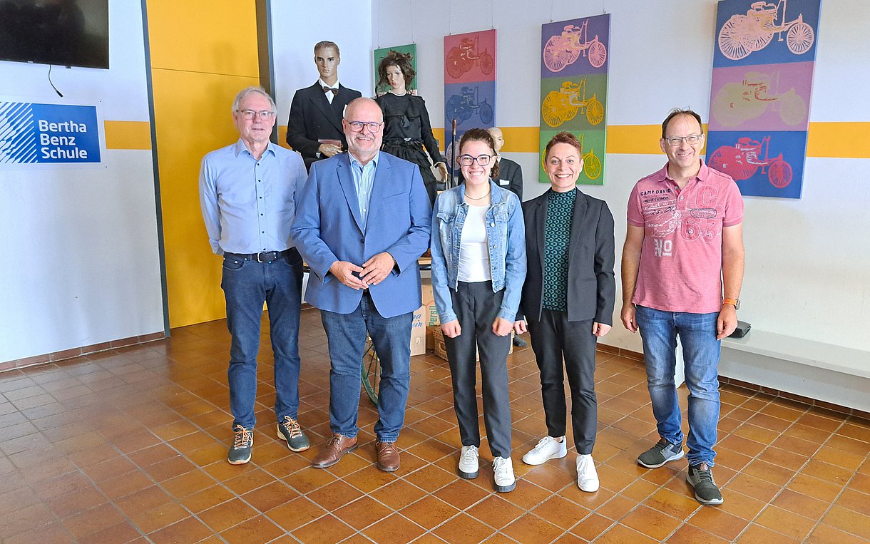 Gruppenfoto zur Preisübergabe in der Bertha-Benz-Schule in Sigmaringen