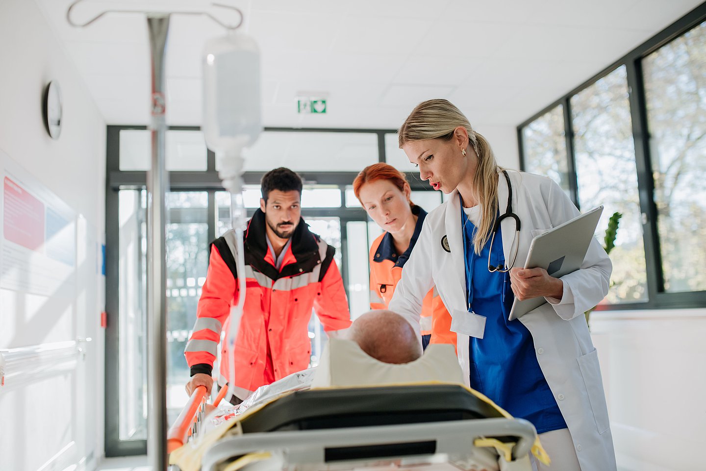 Foto: Patient wird liegend in die Notaufnahme aufgenommen.