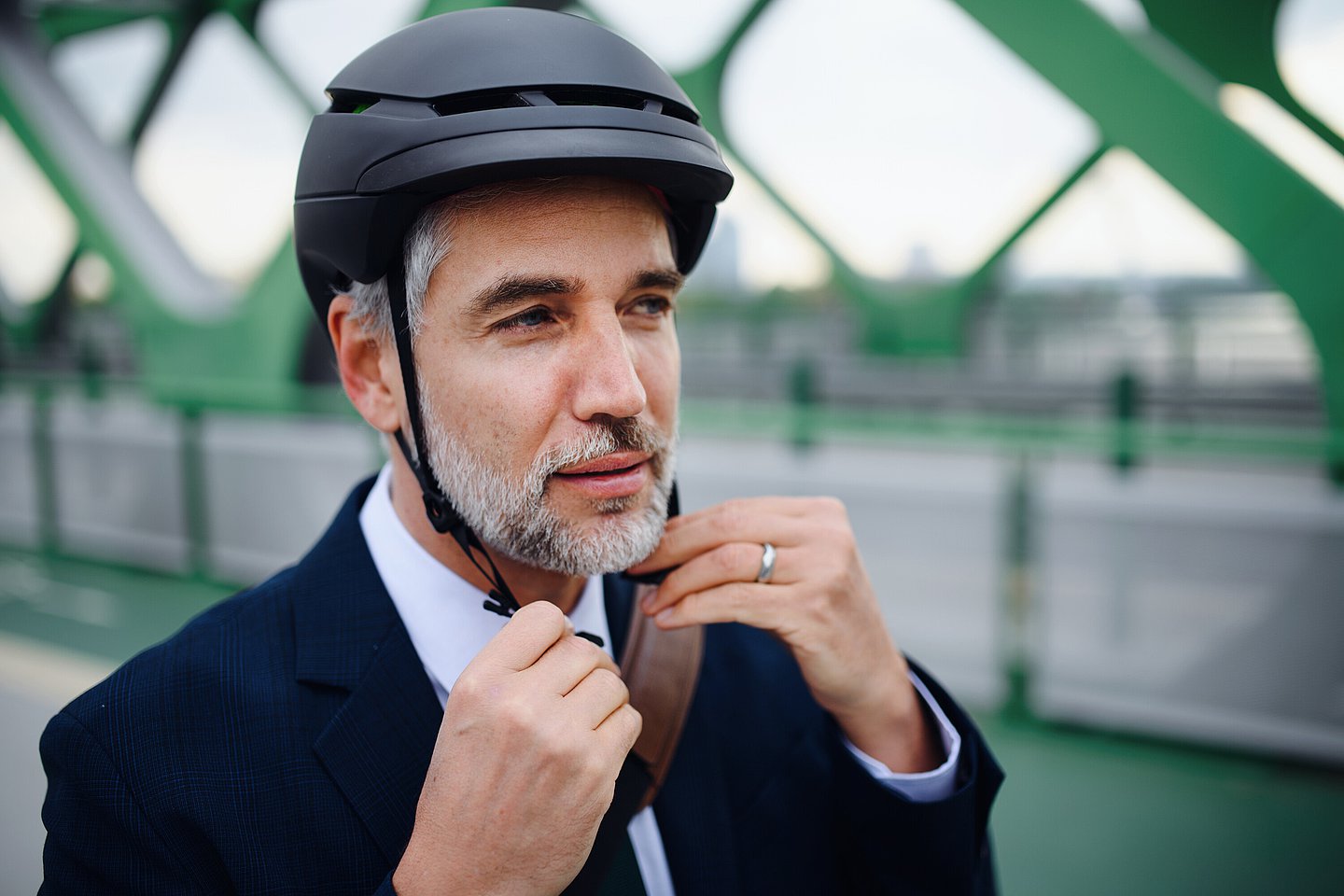 Ein Mann setzt sich eine Fahrradhelm auf