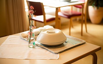 Klinikkantine Havelhöhe Foto eines Klinikaufenthaltraumes mit gedecktem Tisch