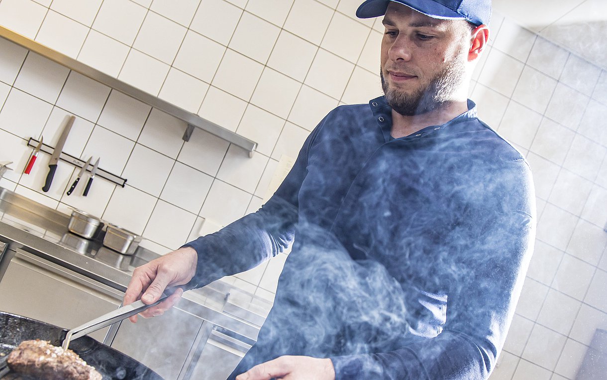 Simon Mayer beim kochen