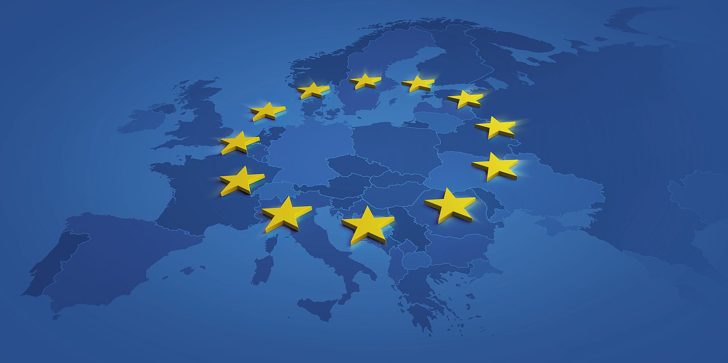 Eine blaue Karte der EU mit den gelben Sternen der Europaflagge