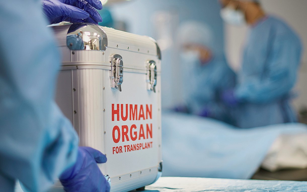 In einem OP-Saal steht ein Koffer für den Transport eines gespendeten Organs