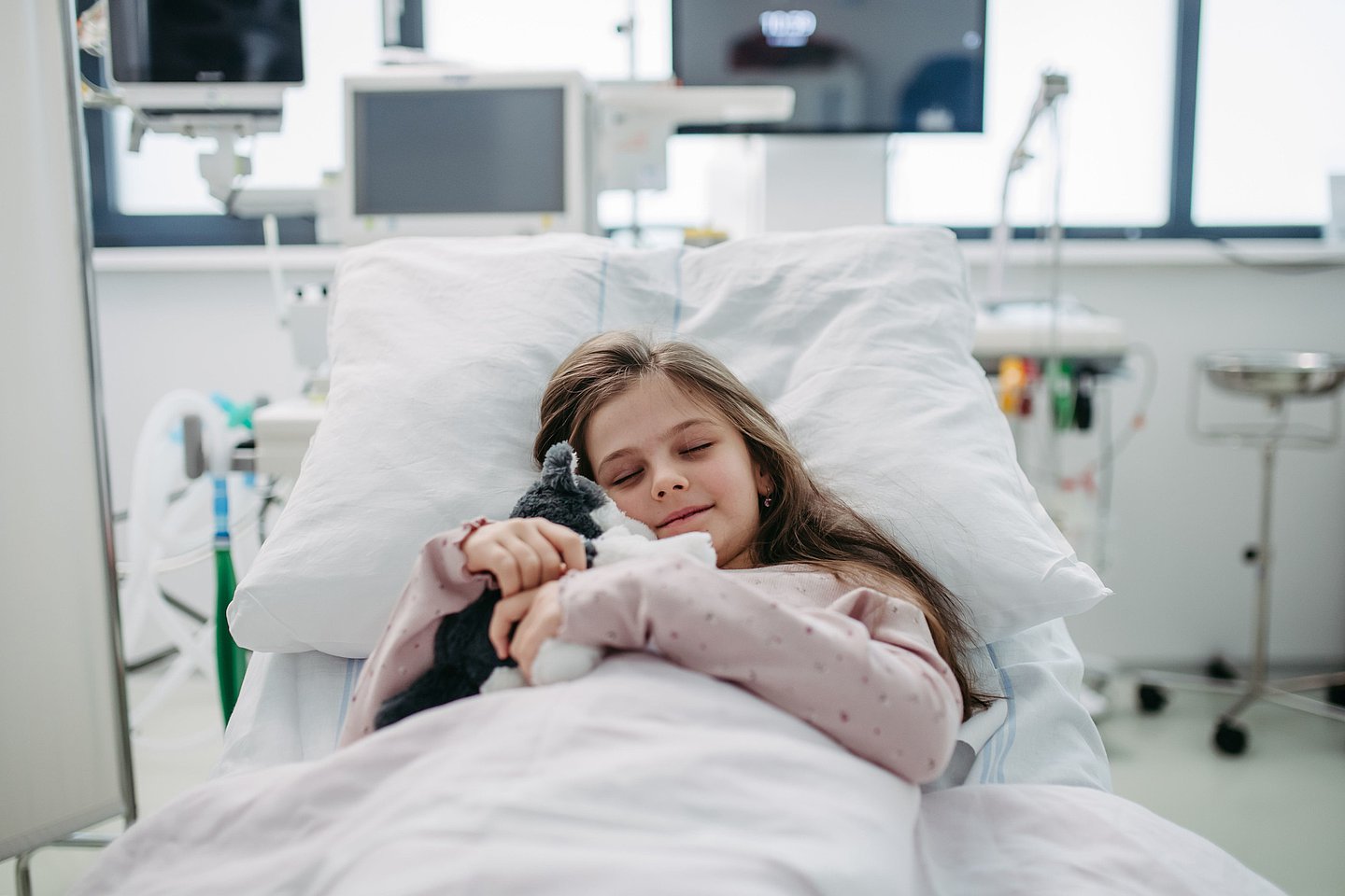 Das Foto zeigt ein krankes Kind im Bett im Krankenhaus.