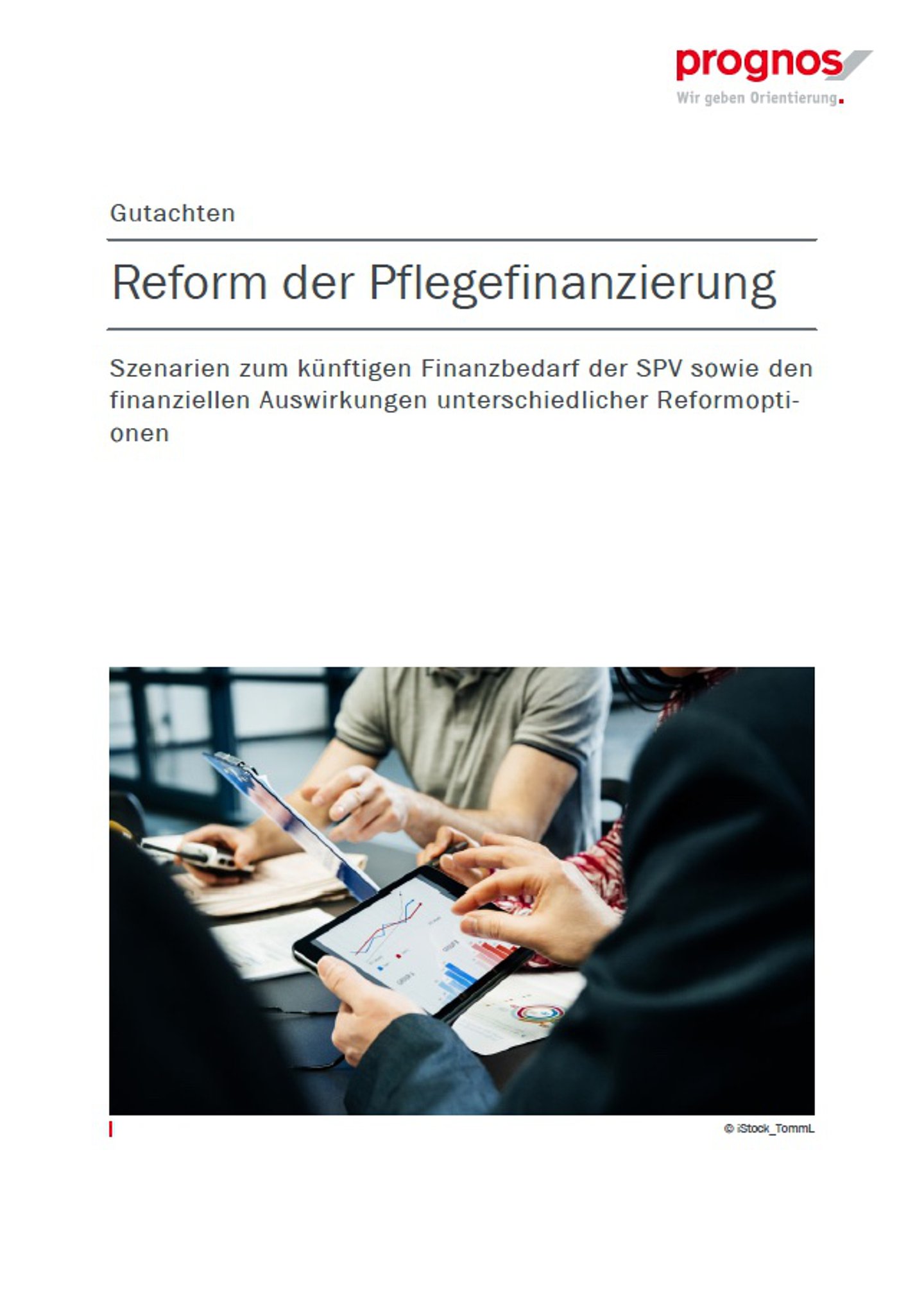 Das Titelbild zeigt neben dem Schriftzug °Reform der Pflegefinanzierung“ oben rechts das Prognos-Logo sowie ein Foto, auf dem eine Person im blaune Sakko ein Tablet hält, auf dessen Bilschirm zweiSäulendiagramme und ein Kurvendiagramm zu sehen sind. Im Hintergrund eine Person in grau-grünem Polo-Shirt mit einer Art Funktgerät in der Hand. Deren linke Hand deutet auf ein Klemmbrett zwischen beiden Personen. Köpfe und Gesichter sind nicht zu sehen.