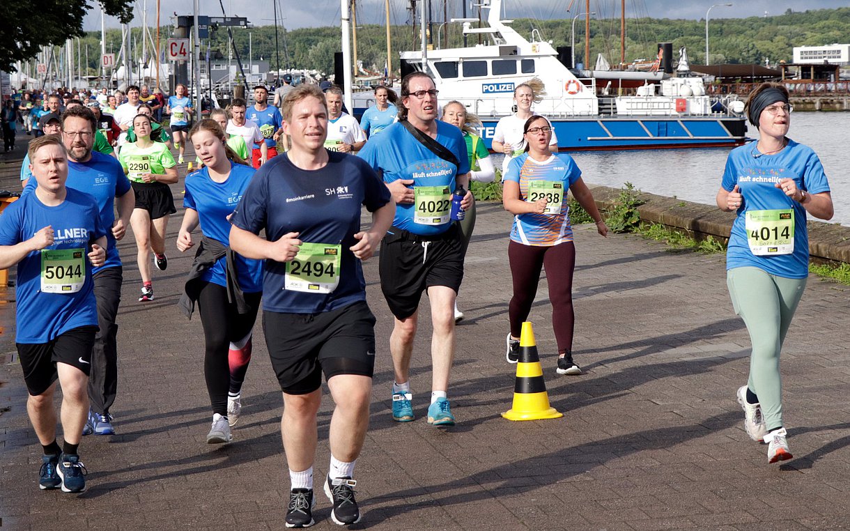 Foto zeigt die Läuferinnen und Läufer auf der Strecke des 4,5 Kilometer langen Kurses.