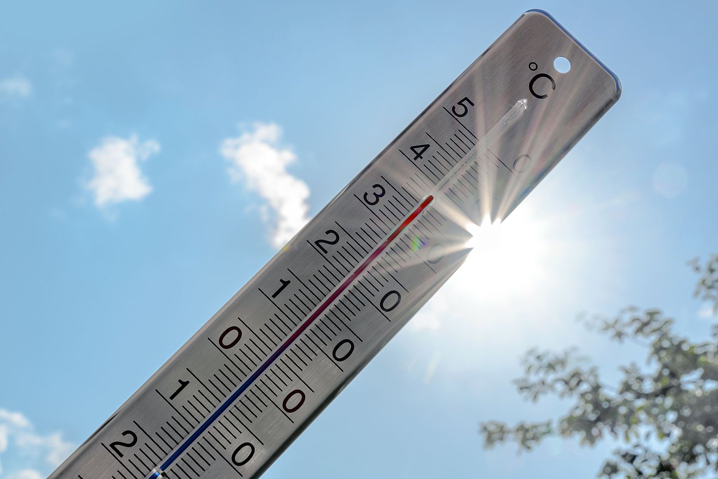 Schmuckbild mit Thermometer, das heiße Temperatur anzeigt