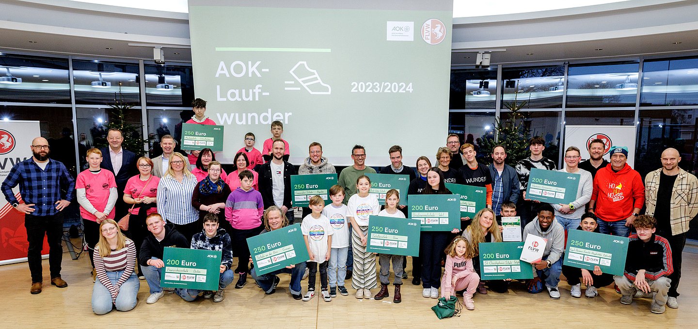 Die Vertreterinnen und Vertreter der lauffreudigsten Schulen in Westfalen-Lippe bei der Ehrungsveranstaltung.