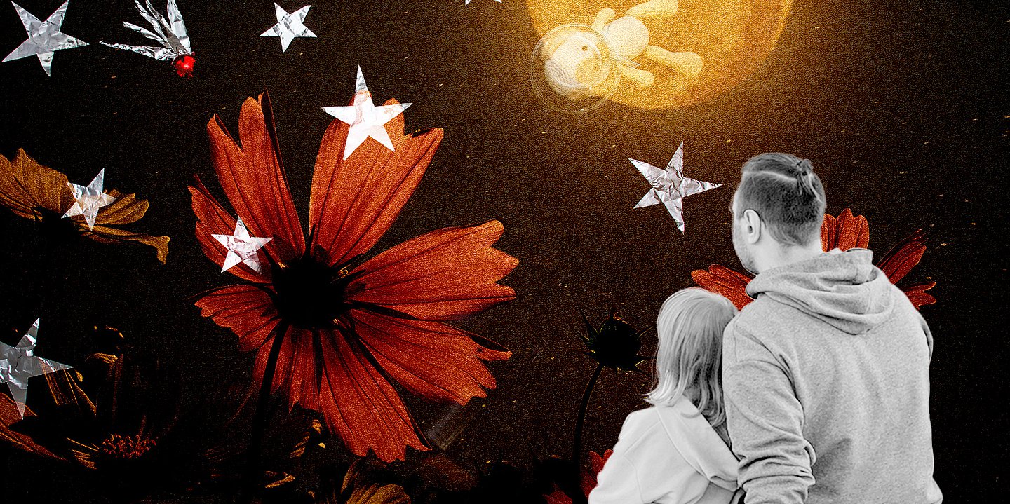 Foto: Ein Mann mit Kind schauen in den Horizont mit Blumen und Sternen.