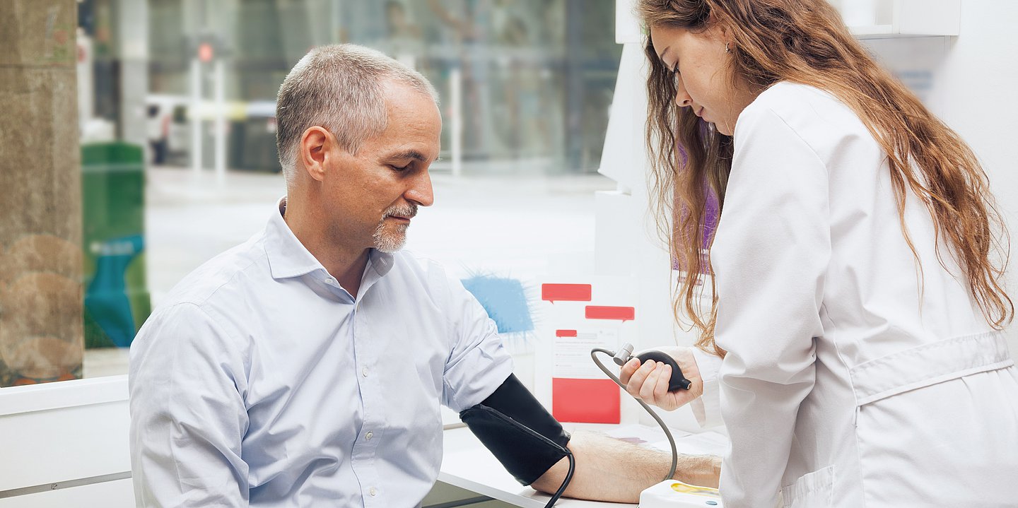 Foto: Eine Ärztin misst den Blutdruck bei einem Patienten.