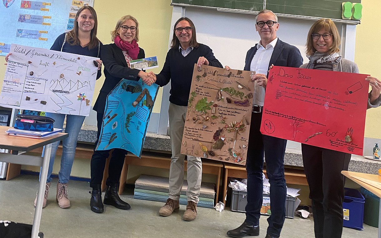 Gruppenfoto zur Preisverleihung in der Schönbornschule