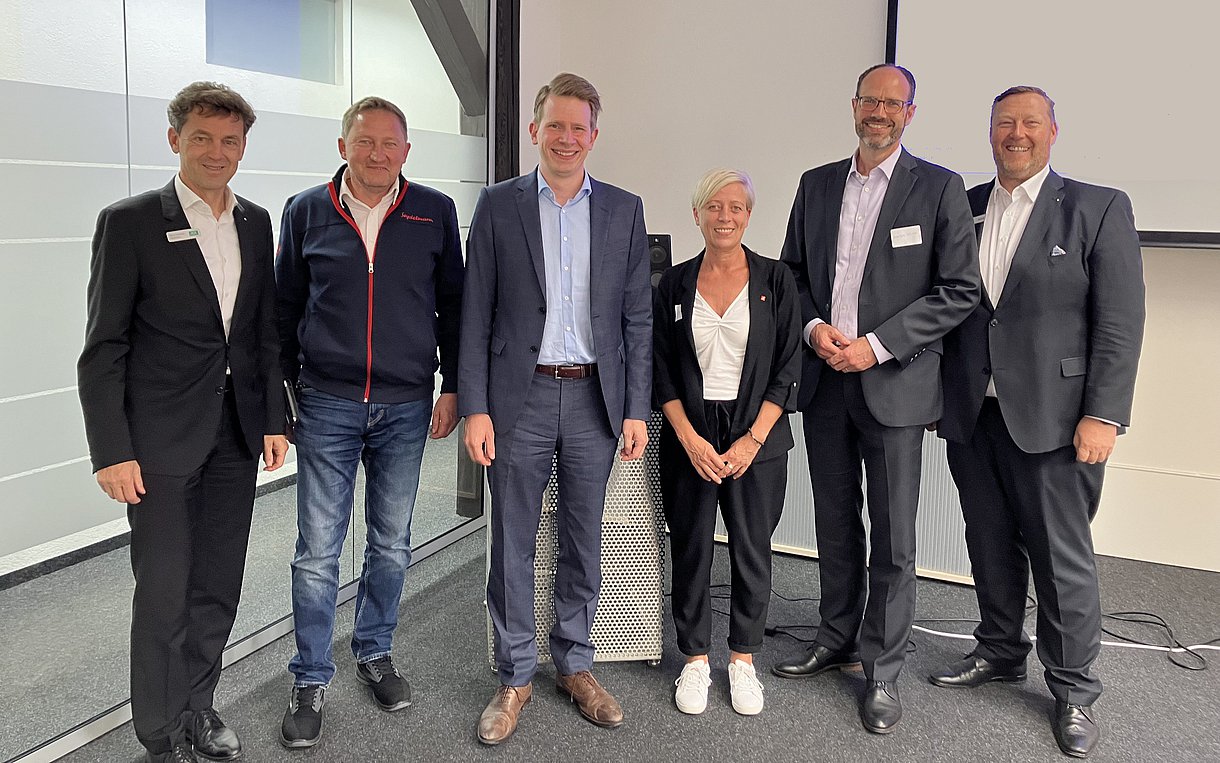 Gruppenfoto des Bezirksrats der AOK Ostwürttemberg beim Besuch in der Firma Seydelmann