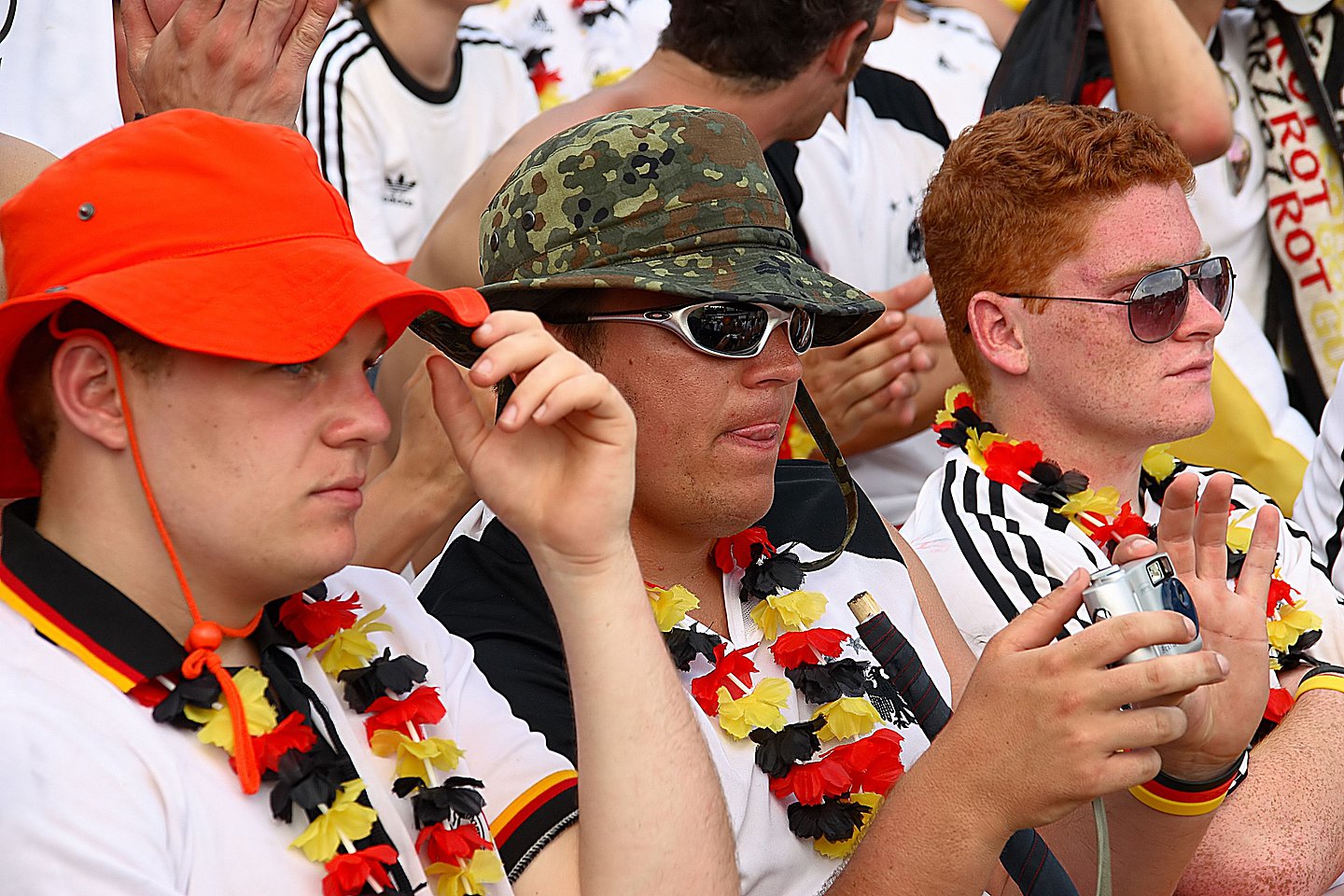 Fußball-Fans mit Kopfbedeckung beim Public Viewing