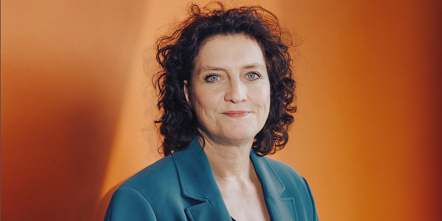Porträt von Carola Reimann, Vorstandsvorsitzende des AOK-Bundesverbandes