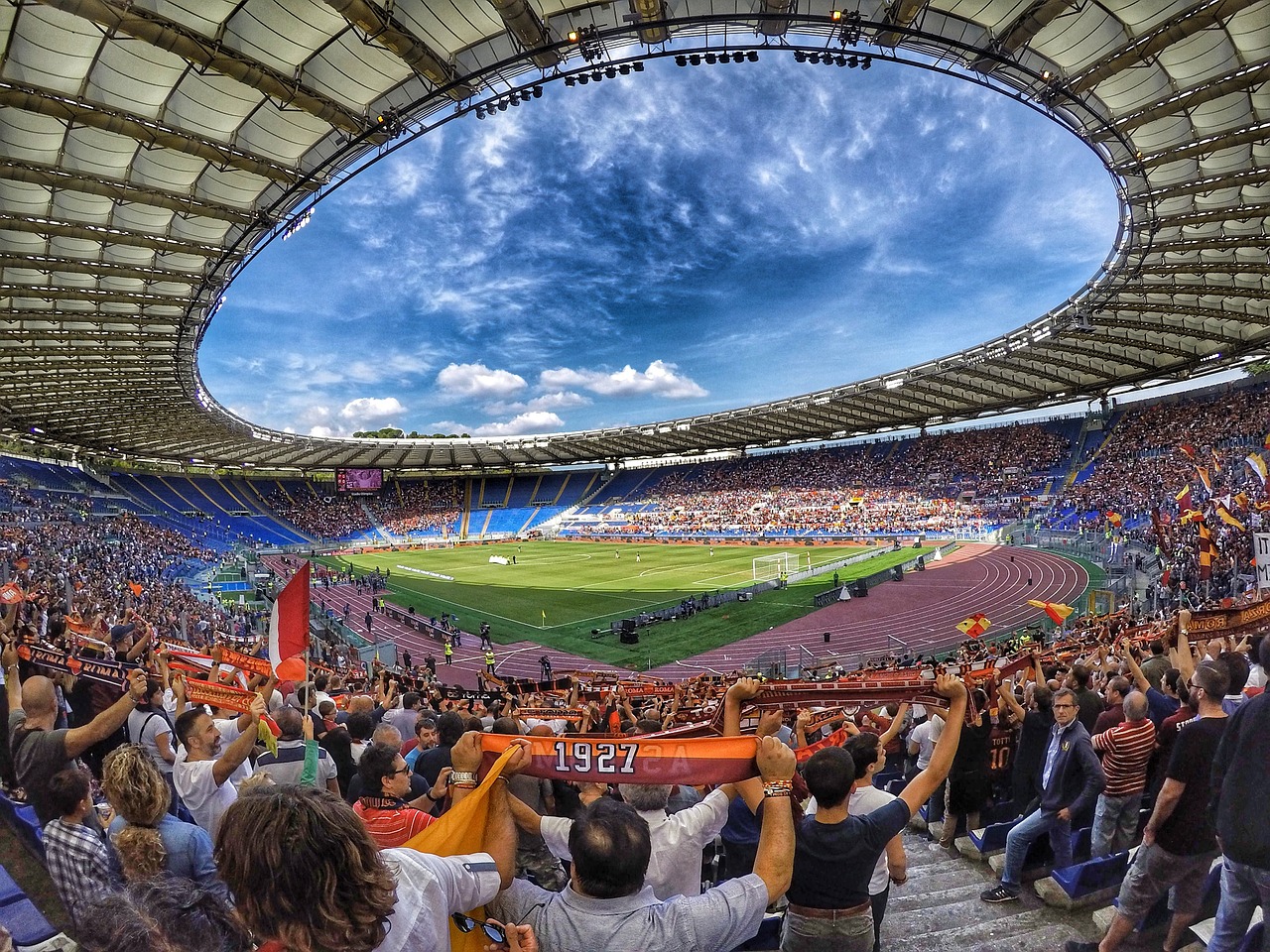 Inneres eines Fußballstadions mit vielen Fans