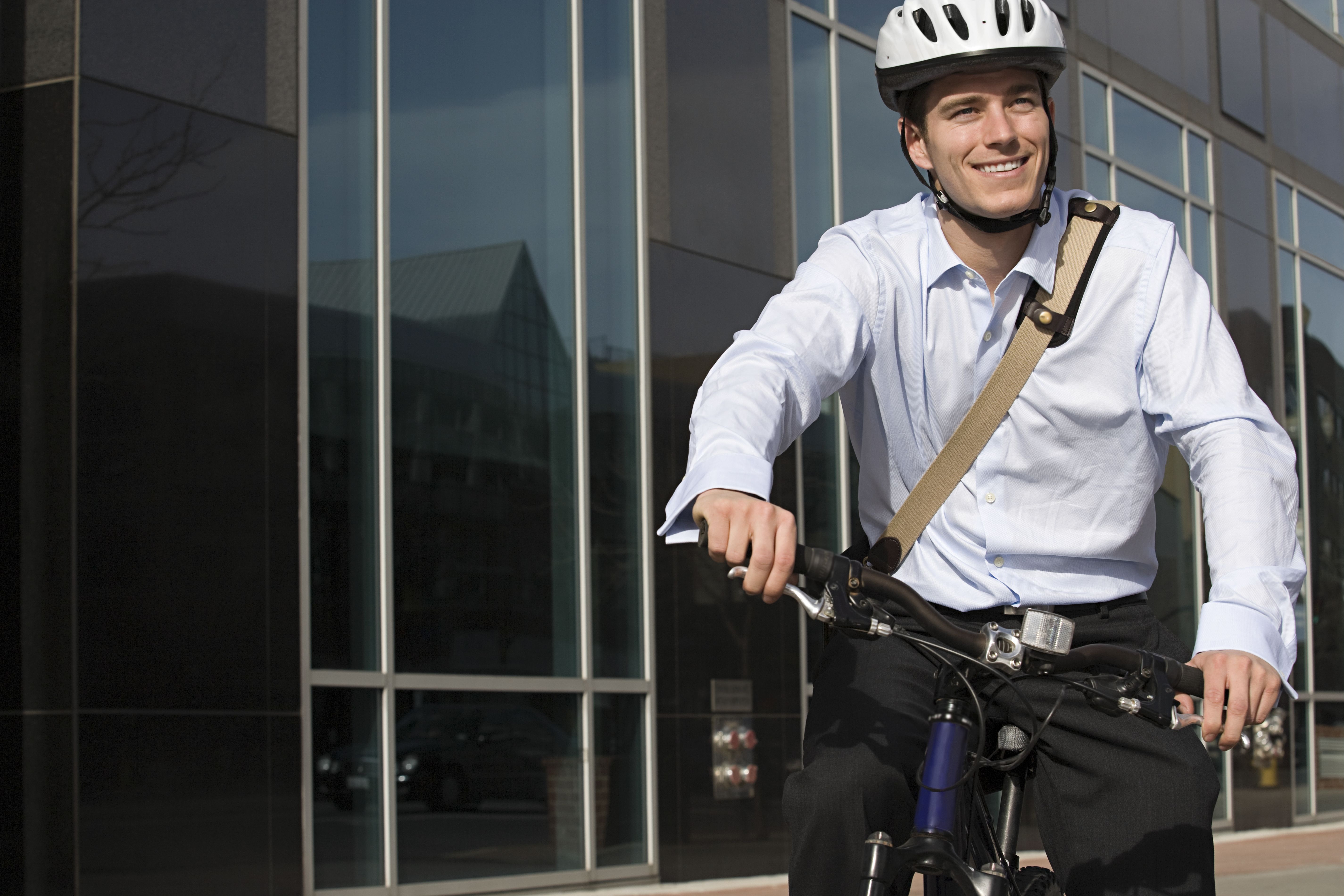 Fahrradfahrer mit Helm