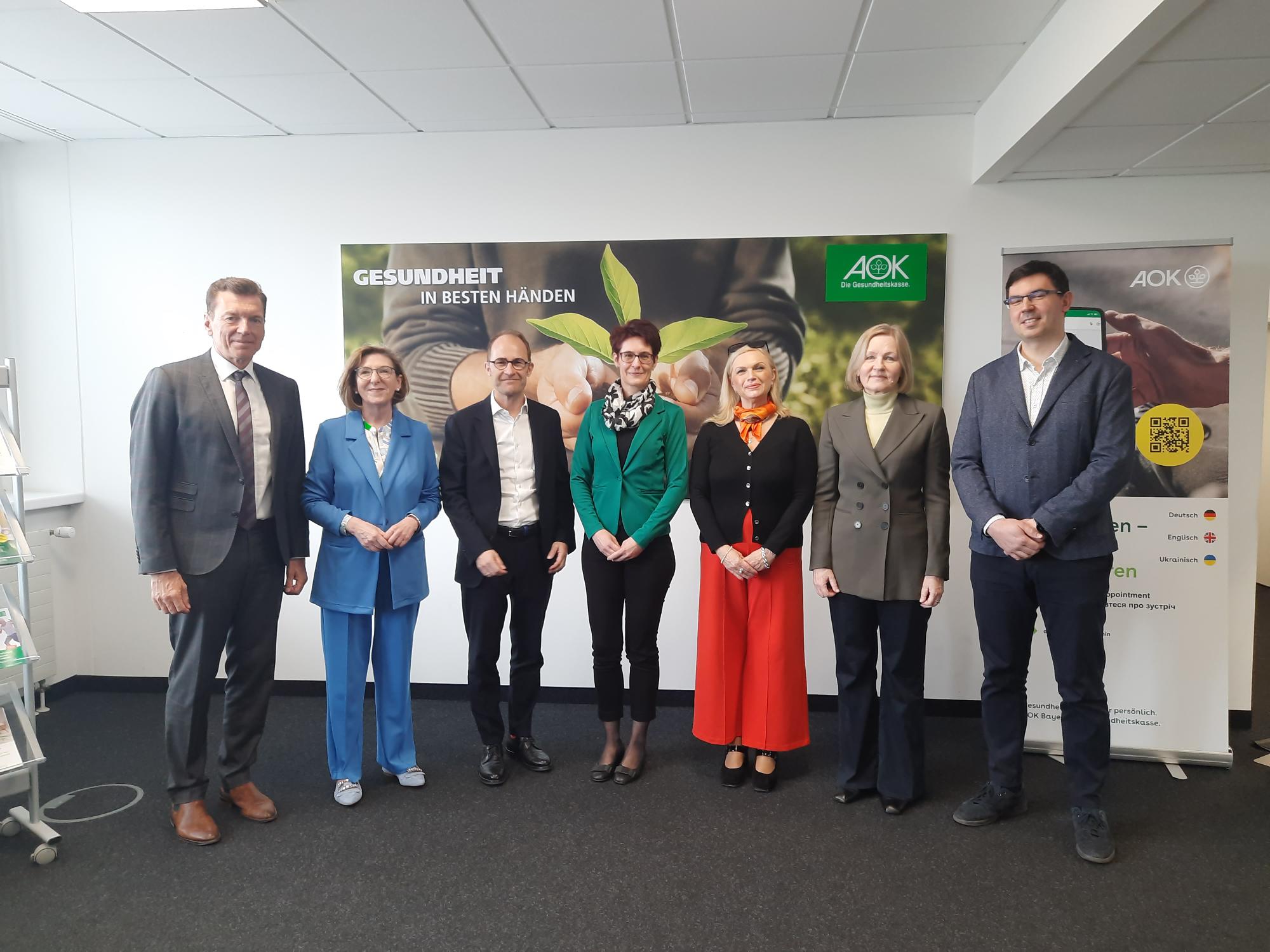 Das Gruppenfoto zeigt Stephan Abele (stv. Vorstandsvorsitzender der AOK Bayern, Dritter von links) mit (von links nach rechts): Dr. Wolfgag Huber (DRV Bayern Süd), Elisabeth Häusler (Geschäftsführerin DRV Bayern Süd), Ivana Žáčková (Direktorin der Leitung der ČSSZ) und ihrem Team Gabriela Polívková, Jitka Konopásková und Vojtěch Tauber.