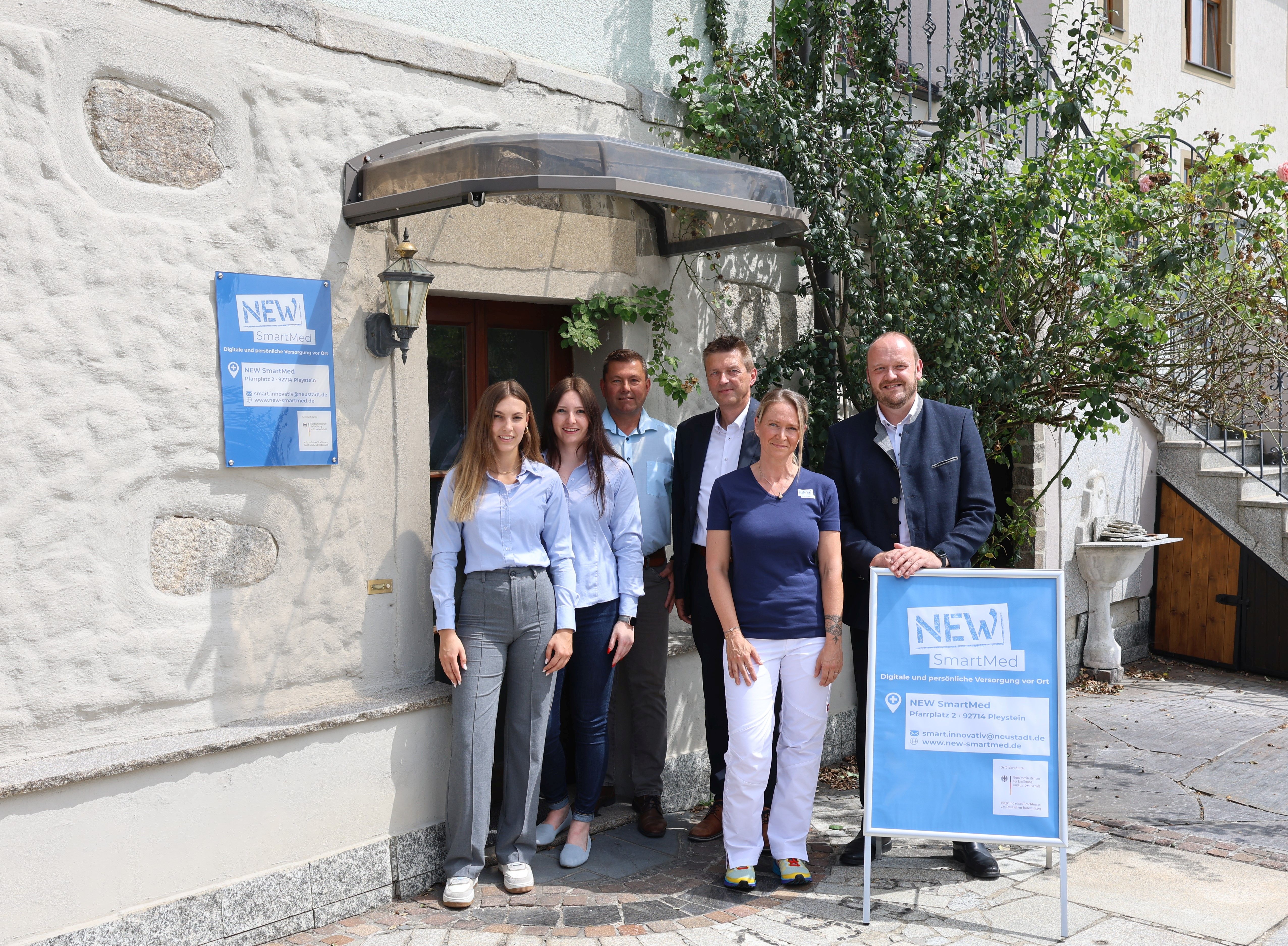 Im Gruppenfoto von links: Emilia Stauner (Landratsamt Neustadt an der Waldnaab), Daniela Peintinger (Gesundheitsamt für den Landkreis Neustadt an der Waldnaab), Rainer Rewitzer (Bürgermeister von Pleystein), Jürgen Spickenreuther (Direktor der AOK Nordoberpfalz), Birgit Lanzl (medizinische Fachangestellte), Andreas Meier (Landrat des Landkreises Neustadt an der Waldnaab)