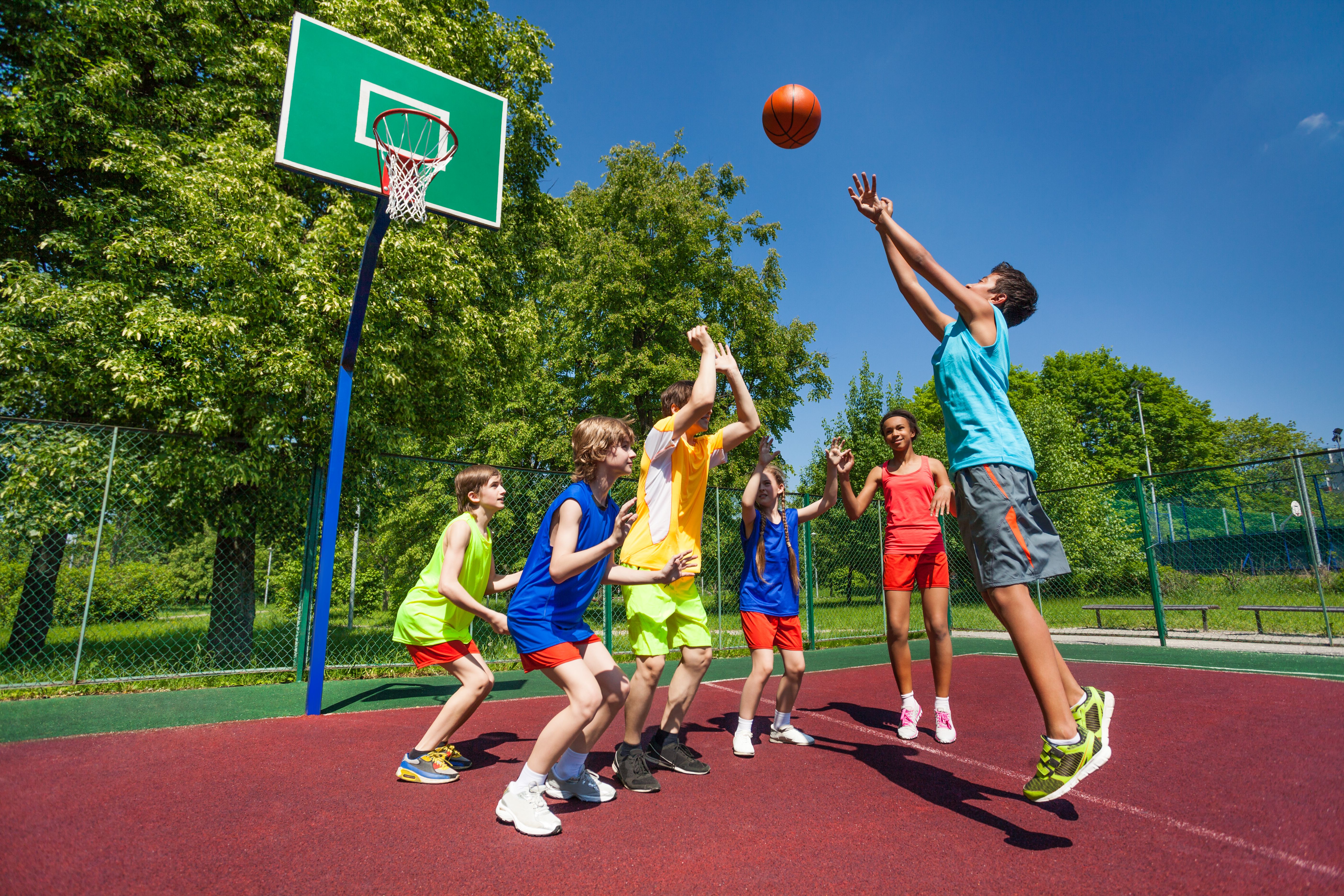 Das Foto zeigt Jugendliche beim Streetbasketball.