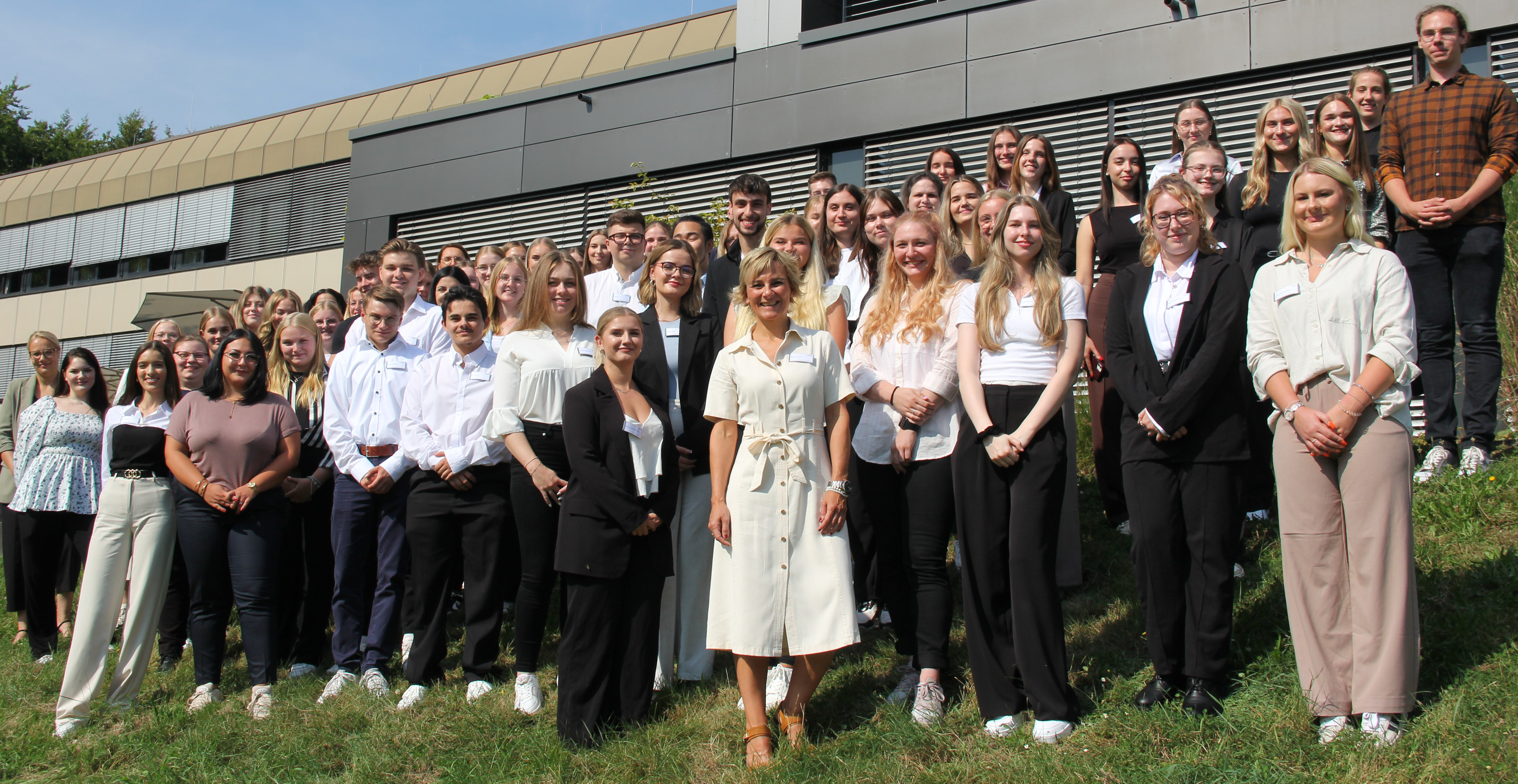 Das Foto zeigt Ilona Lehnert mit den neuen Auszubildenen der AOK NordWest vor dem AOK-Bildungszentrum in Dortmund.