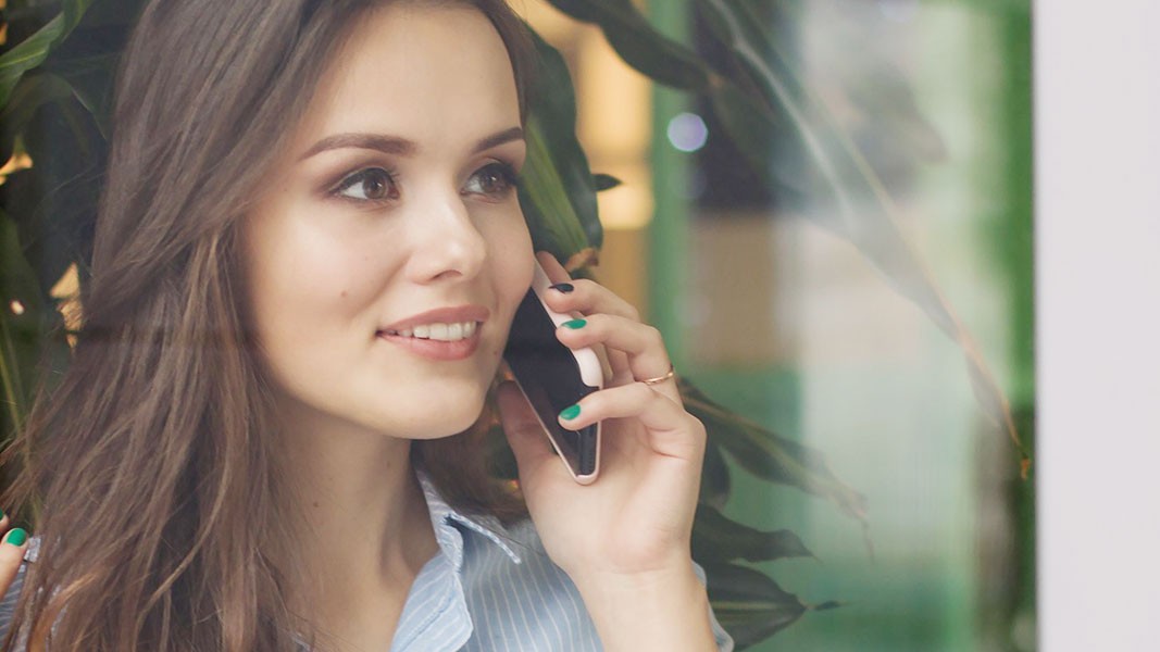 Eine Frau telefoniert mit einem Smartphone.