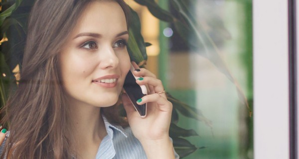 Eine Frau telefoniert mit einem Smartphone.